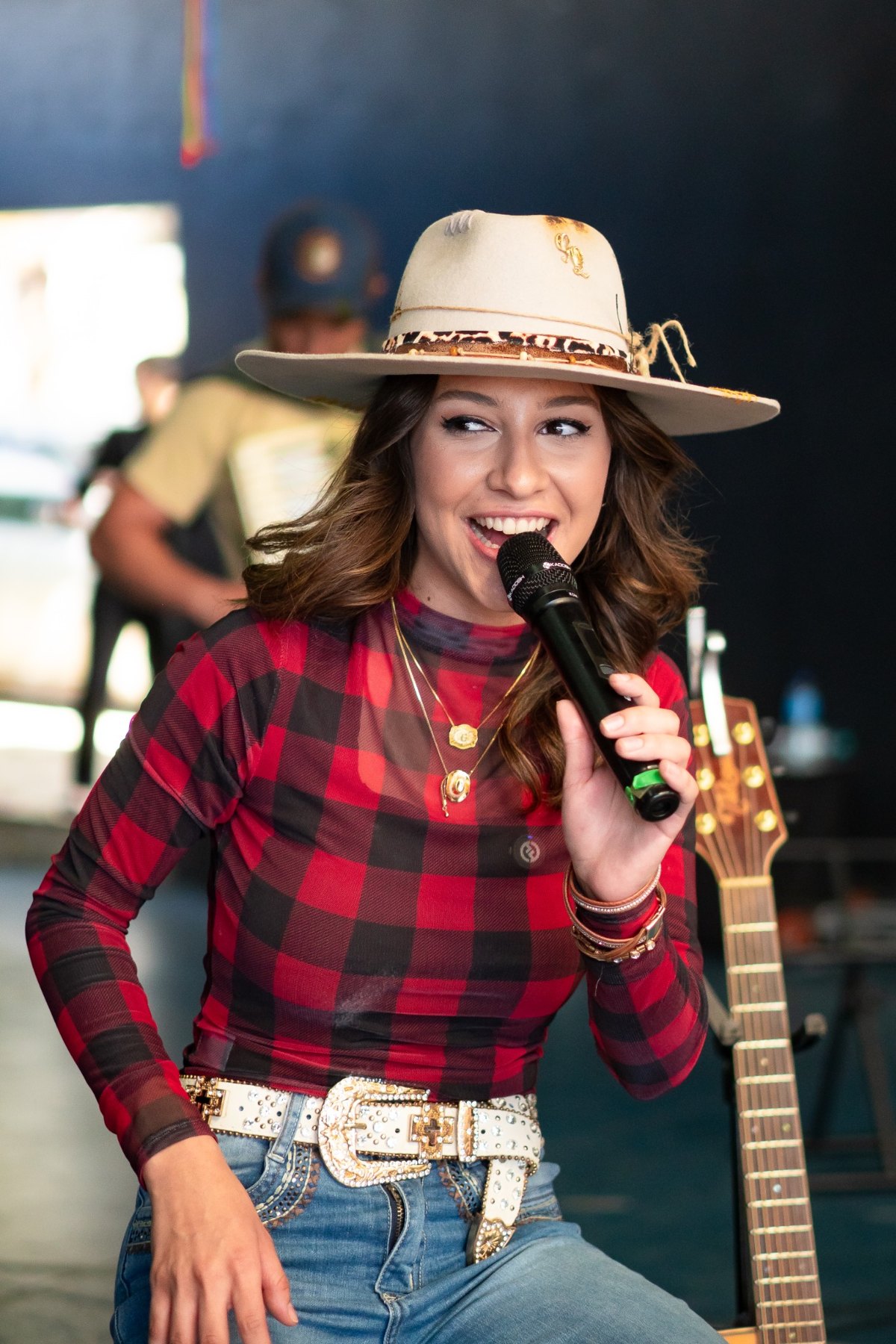 Giovanna Queiroz cantando
